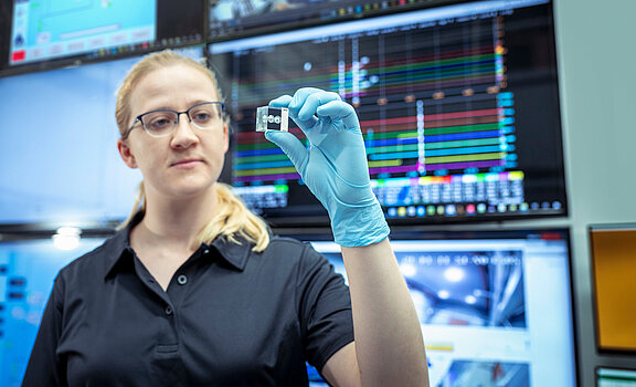 Eine Forscherin prüft ein vorbefülltes Target im Labor.